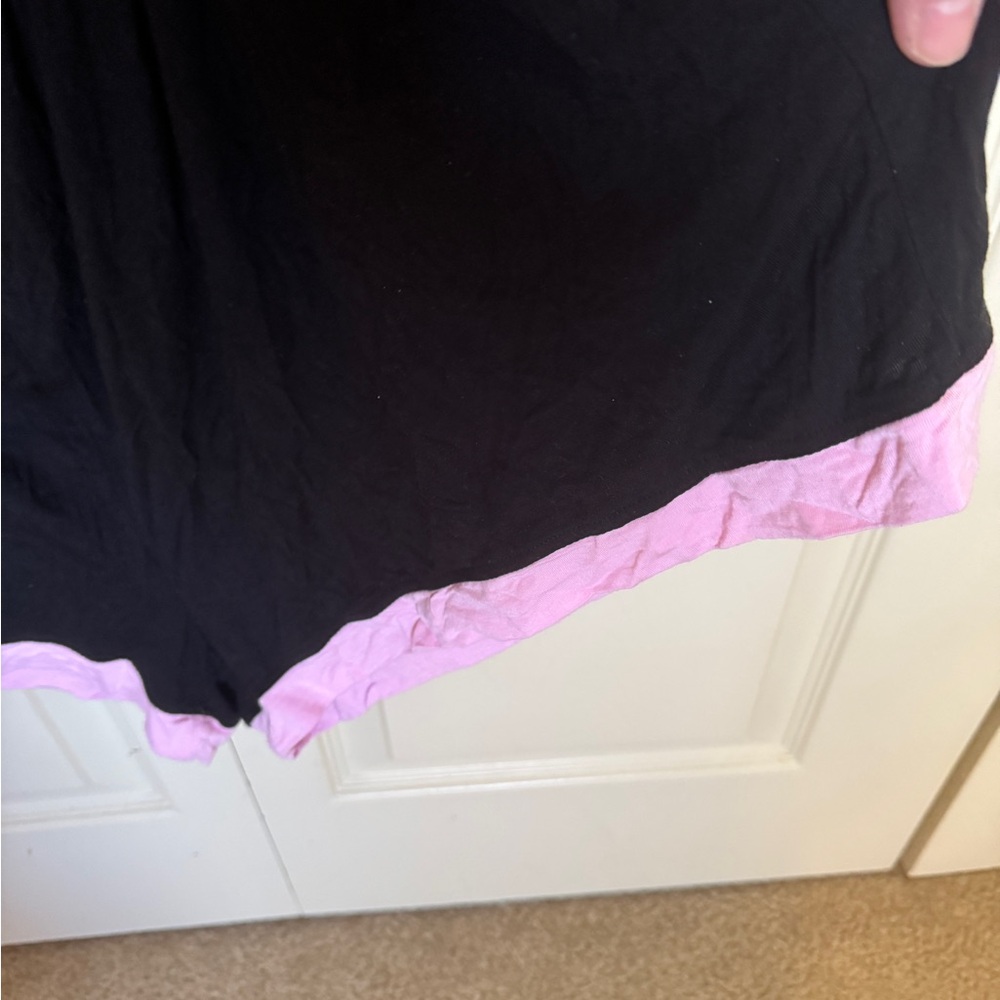 Elegant Black Pajama Shorts with Pink Trim - Picture 4 of 4